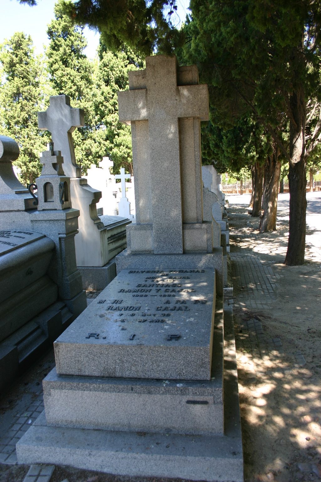 Santiago%20Ramon%20y%20Cajal%27s%20tomb%2C%20Madrid%20-%2002.JPG